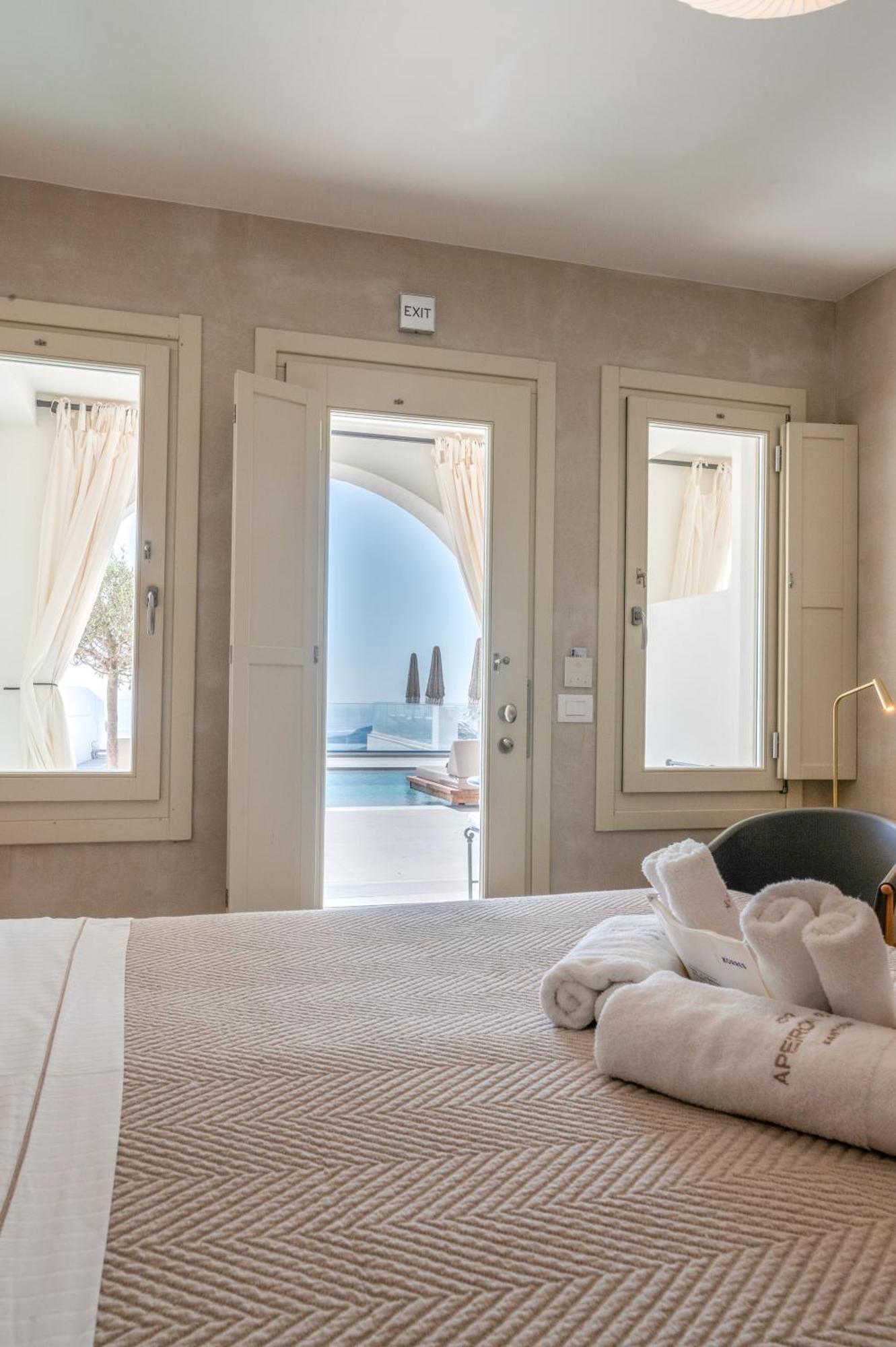 Apeiron Blue Santorini - Sustainable Adults Only 14 Plus Fira  Bilik gambar