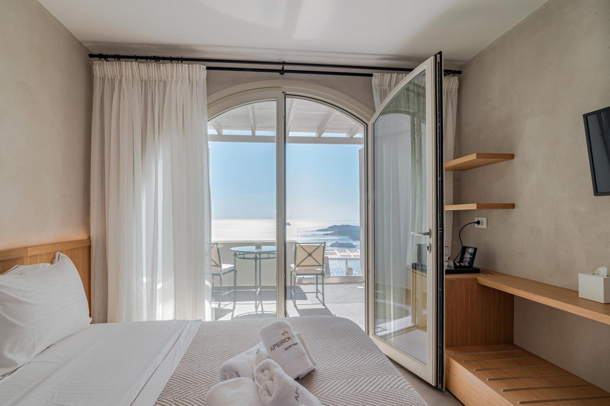Apeiron Blue Santorini - Sustainable Adults Only 14 Plus Fira  Bilik gambar